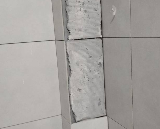 北京市瓷砖空鼓维修公司分享下瓷砖施工前基层浇水润湿程度不足，可能导致以下问题